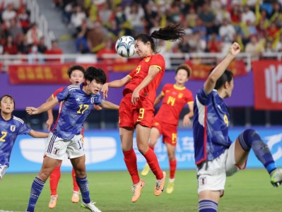 足球比赛中，女球员精神焕发风采